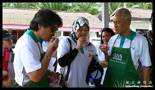 Learning how to do vada (Indian Food) : Sentuhan Kasih Deepavali with Petronas @ Kampung Wellington, Manjung, Perak