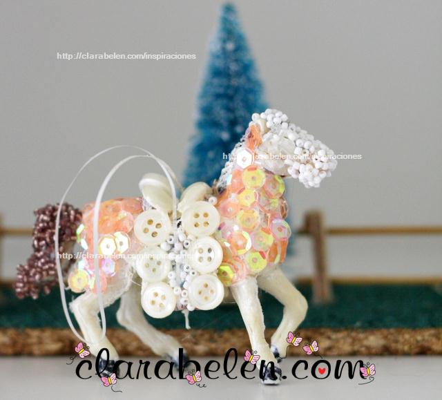 Adorno de Navidad con juguete reciclado_ caballos