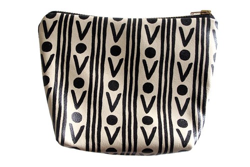 POUCH_-_IVORY_WITH_BLACK_RUG
