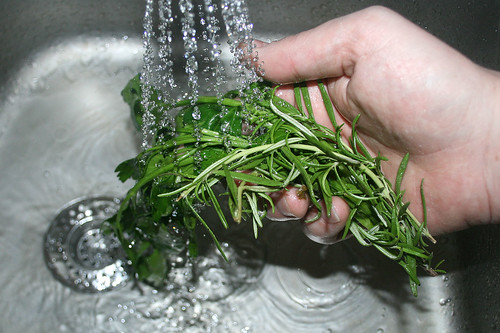 13 - Kräuter waschen / Wash herbs
