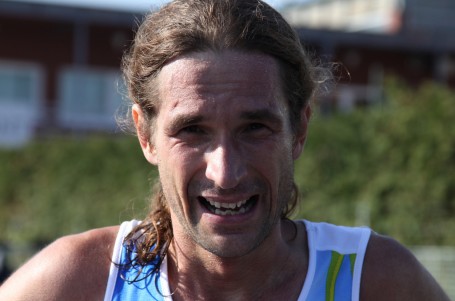 Orálek ovládl v rekordním čase maraton na běhátku