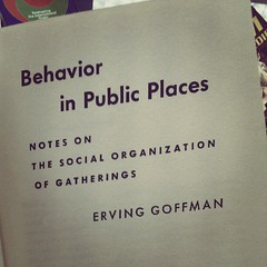 boeken van de gratis-meeneem-tafel: Behaviour in Public Places  