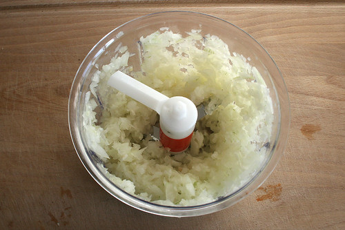 10 - Zwiebel zerkleinern / Grind onions