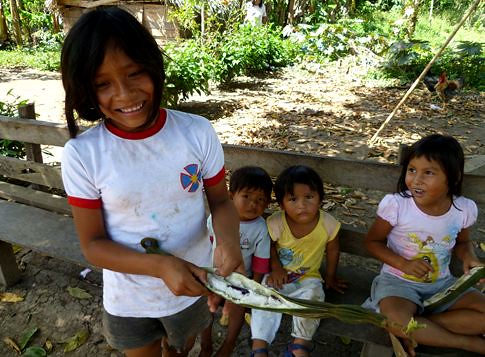 美麗的原住民少女正剝開Pacay樹的果實， 準備跟我分享裡頭香甜類似棉花糖的白色果肉