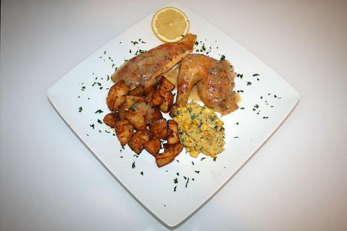 64 - Hähnchen mit Polentafüllung an Paprika-Kartoffelspalten / Chicken stuffed with polenta on paprika potato wedges - Portion serviert
