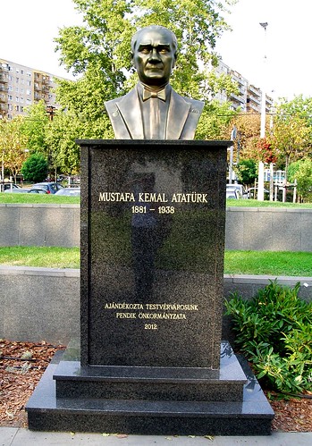 Régi Atatürk szobor