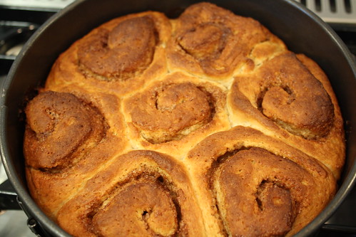 Cinnamon bun-cake