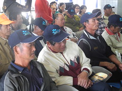 漁民帶著林務局贈送的希望海岸帽子。