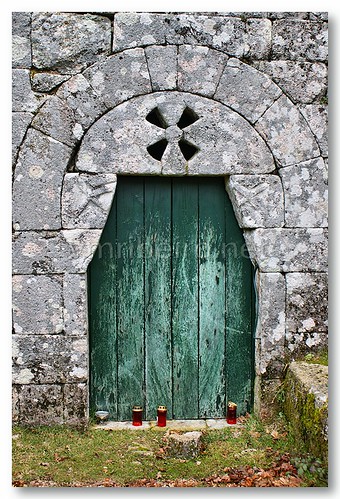 Porta do claustro do Mosteiro de Santa Maria das Júnias by VRfoto