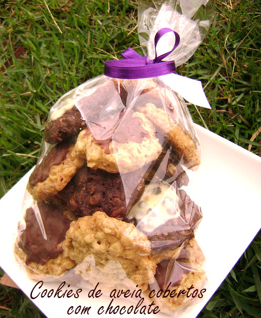 cookies de aveia cobertos com chocolate