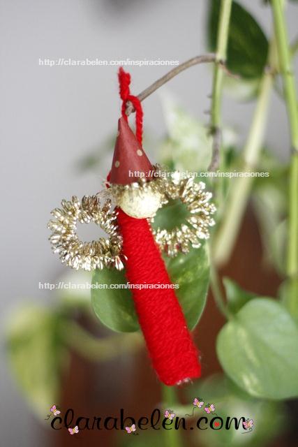 Ángel navideño hecho con palillos y lana