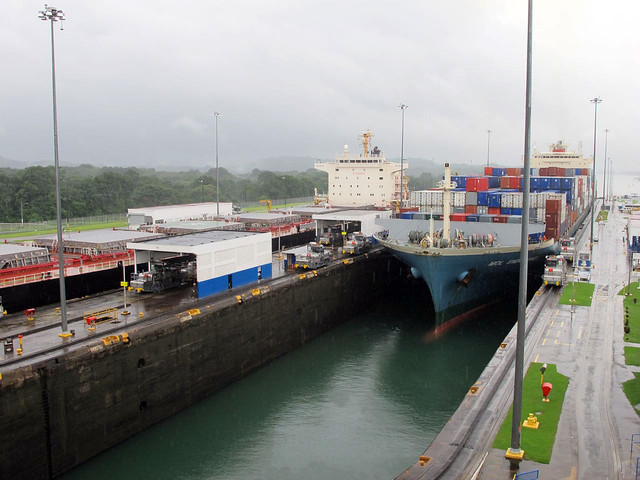 Navio a passar nas Eclusas de Gatún, Canal do Panamá