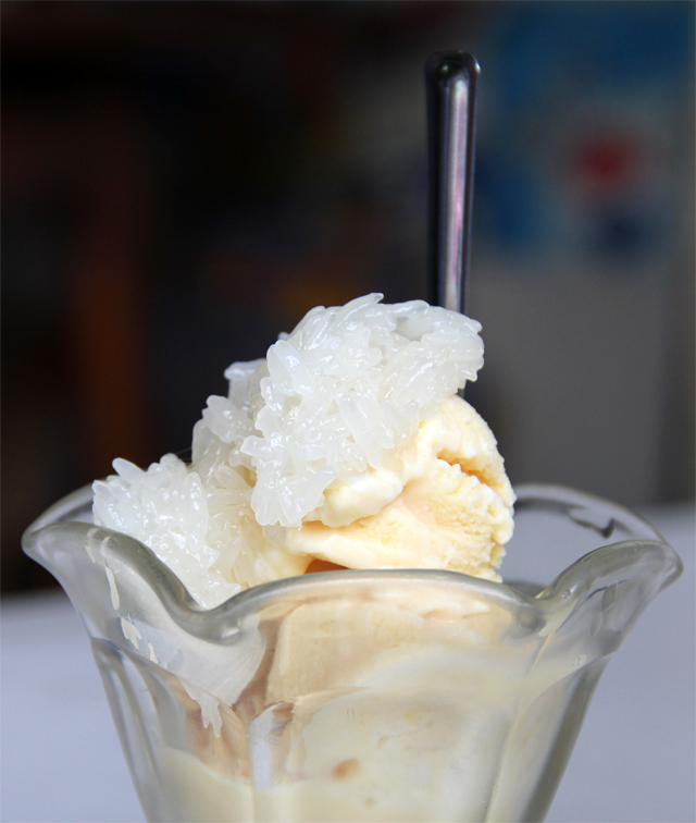 Durian ice cream topped with sweet sticky rice (ไอศกรีมข้าวเหนียวทุเรียน)