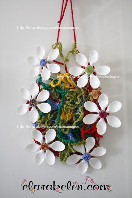 Reciclaje de cucharas para hacer una corona con lana tejida para decorar