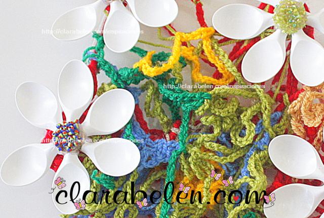 Reciclaje de cucharas para hacer una corona con lana tejida para decorar