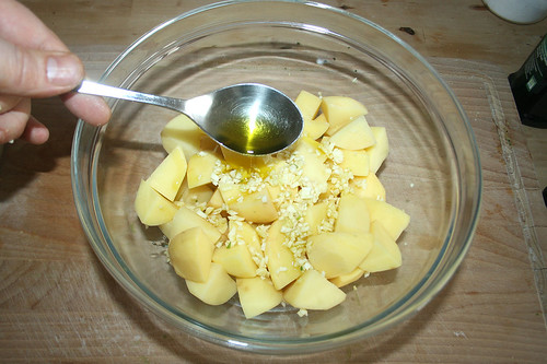42 - Knoblauch & Öl zu Kartoffeln geben / Add garlic and oil to potatoes