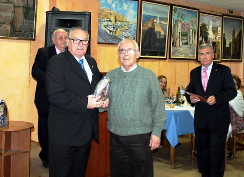 José Gonzalez entrega premio a Juan M garcia Ramos