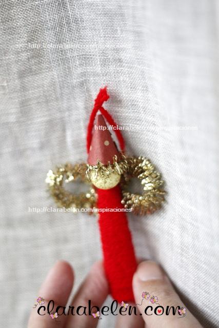 Ángel navideño hecho con palillos y lana