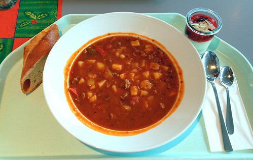 Ungarischer Gulascheintopf mit Baguette / Hungarian goulash stew with baguette