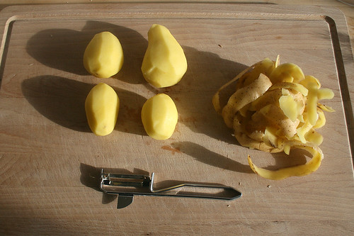 13 - Kartoffeln schälen / Peel potatoes