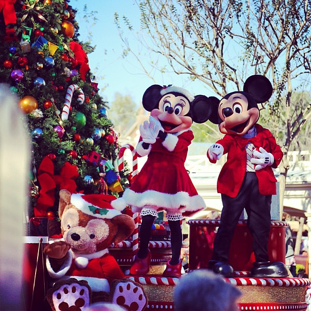 Mickey\'s Once Upon A Christmastime Parade 、ミキミニとダッフィーが同じフロートで登場