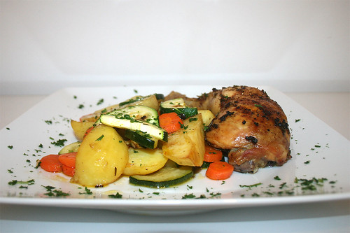 34 - Hähnchenschenkel mit Ofengemüse / Chicken legs with oven vegetables - CloseUp