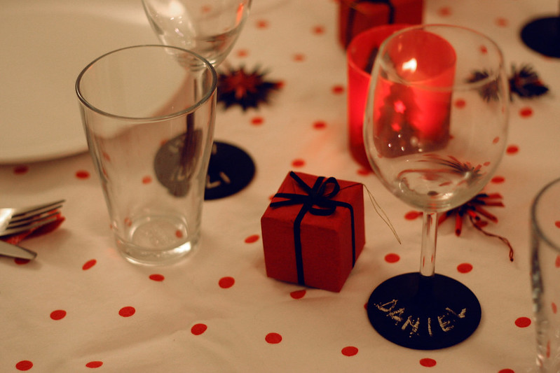 türchen 21: weingläser mit tafelfarbe für den weihnachtstisch
