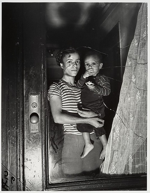 Fellig, Arthur (Weegee) (1899-1968) - 1939 Mother and Child in Harlem