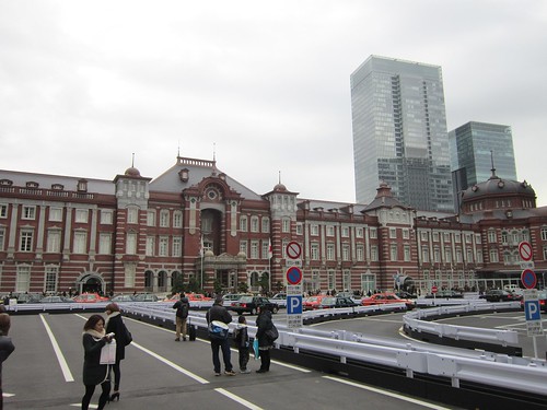 丸の内駅舎中央部と南ドーム　2012年1月5日 by Poran111