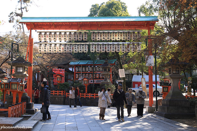 yasaka shrine small gate