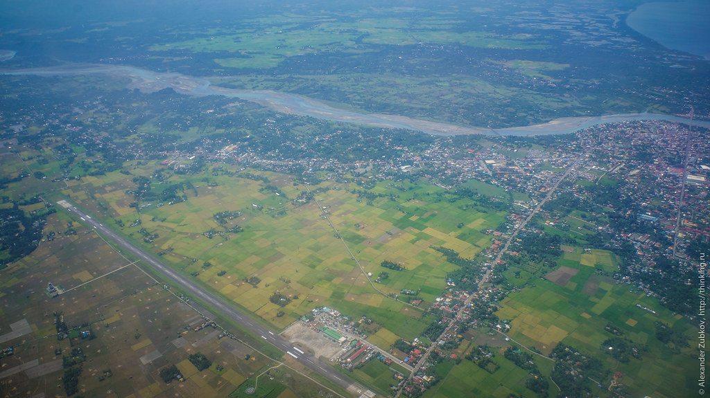 Вид из самолета на аэропорт Калибо на Филиппинах