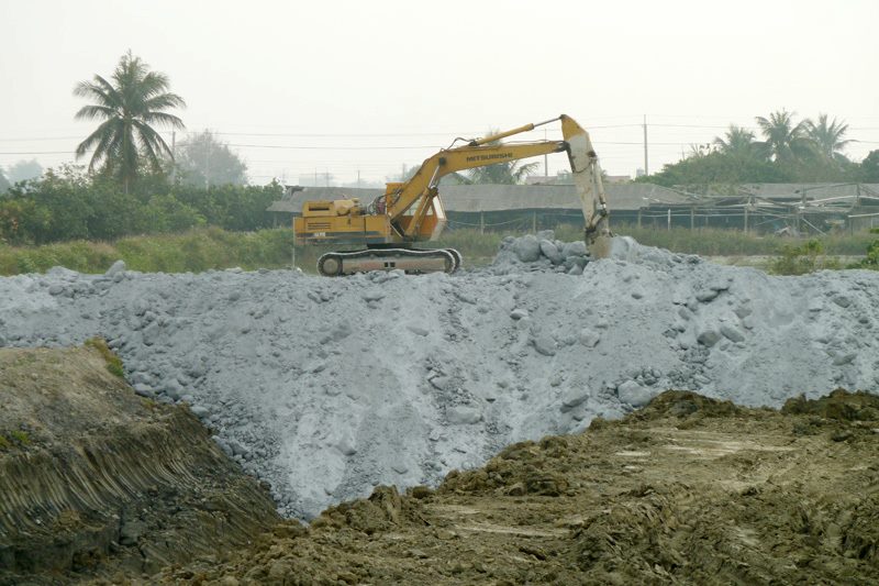 麻豆魚塭遭非法傾倒石灰廢棄物。攝影：黃煥彰