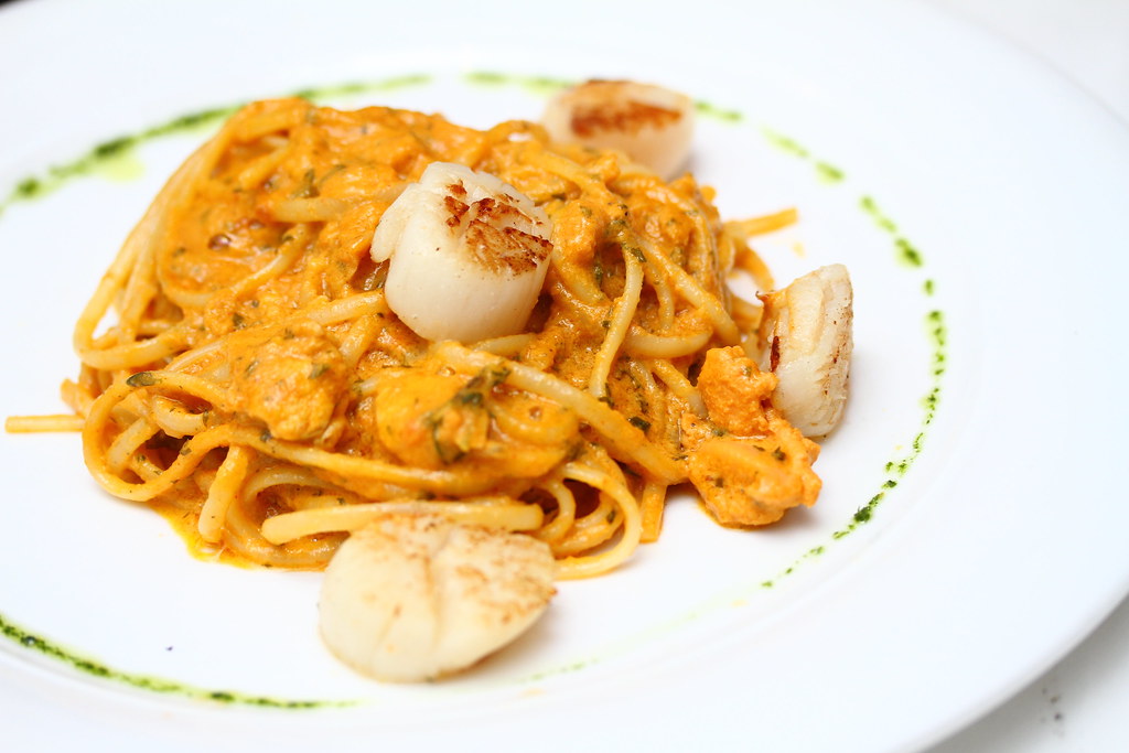 Etna Italian Restaurant & Pizzeria: Linguine with scallops in a prawn cream sauce