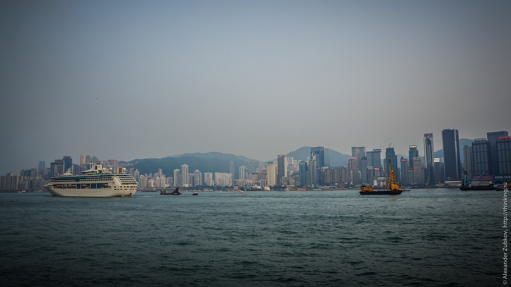 Круизный лайнер в заливе Виктория в Гонконге