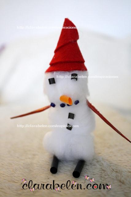 Muñeco de nieve navideño hecho de algodón y pajitas