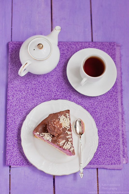 Торт с черносмородиновым муссом Cake with blackcurrant mousse, decorated with chocolate