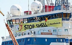 綠色和平組織反對人士在2012年5月1日佔領赫爾辛基港中的諾地加號破冰船。（Matti Snellman 攝，綠色和平組織提供）