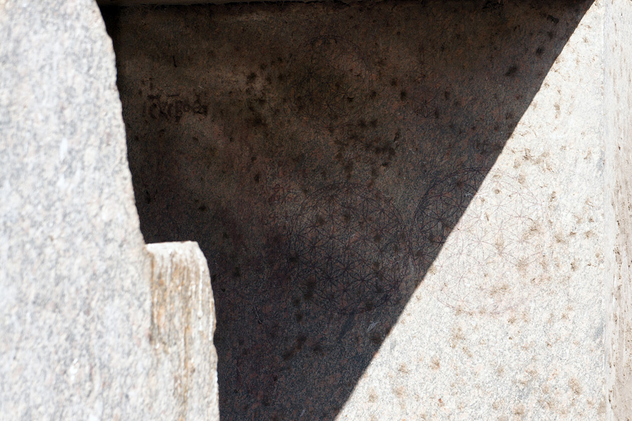 Цветок Жизни, выгравированный на одном из многотонных блоков. Осирион, Египет