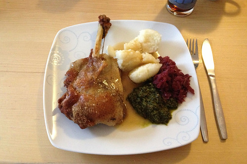 Gans mit Rotkohl, Grünkohl & Klößen / Goose with red & green cabbage & dumplings