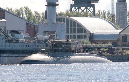 2012年8月28日，越南首艘基洛级潜艇停靠在圣彼得堡海军部造船厂码头。
