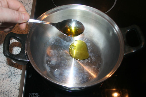 21 - Spaghetti al tonno - Olivenöl erhitzen / Heat up olive oil
