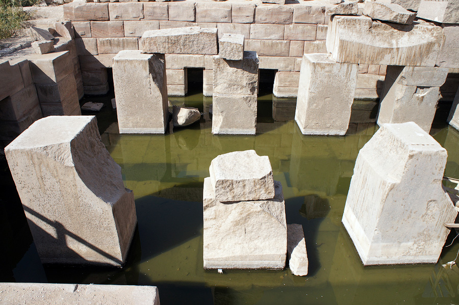 Огромные каменные блоки Осириона. Абидос, Египет