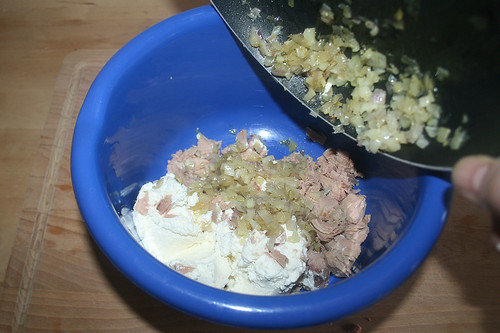 24 - Ricotta, Thunfisch, Schalotten in Schüssel geben / Put ricotta, tuna, and shallots in bowl