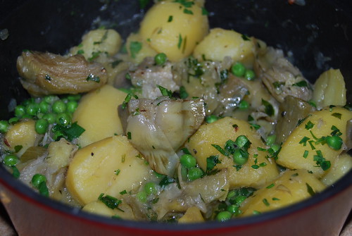verse artisjokken met aardappeltjes en erwtjes