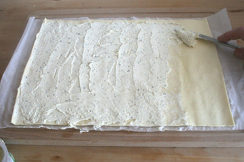 12 - Mit Frischkäse bestreichen / Dredge with herb cream cheese