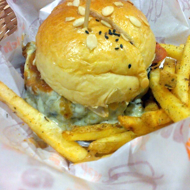 burger junkyard - kota damansara - blue cheese burger