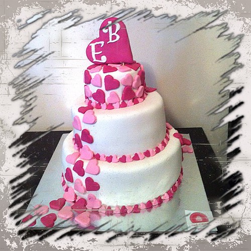 #engagementcake#love#hearts#sugarart #sugarpaste by l'atelier de ronitte