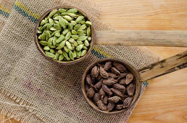 Black and Green Cardamom Pods