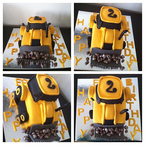 #ismakinesipasta #birthdaycake #3dcake #sugarart #sugarpaste #sekerhamurlupastalar by l'atelier de ronitte