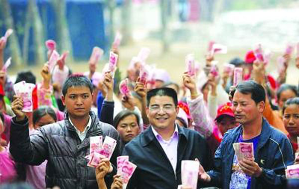 Chen Guangbiao giving away money, but also making sure the media captures it 